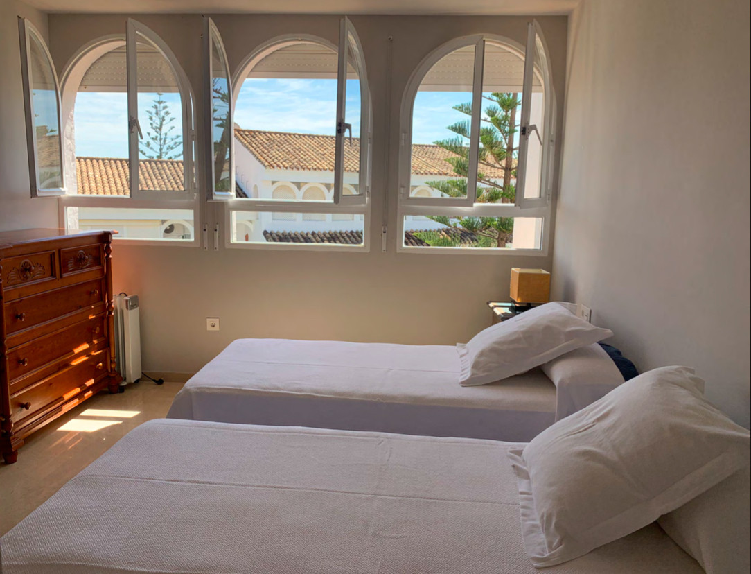 206b3dd63e4a97f1e8afe3de72acd7f3 - 12