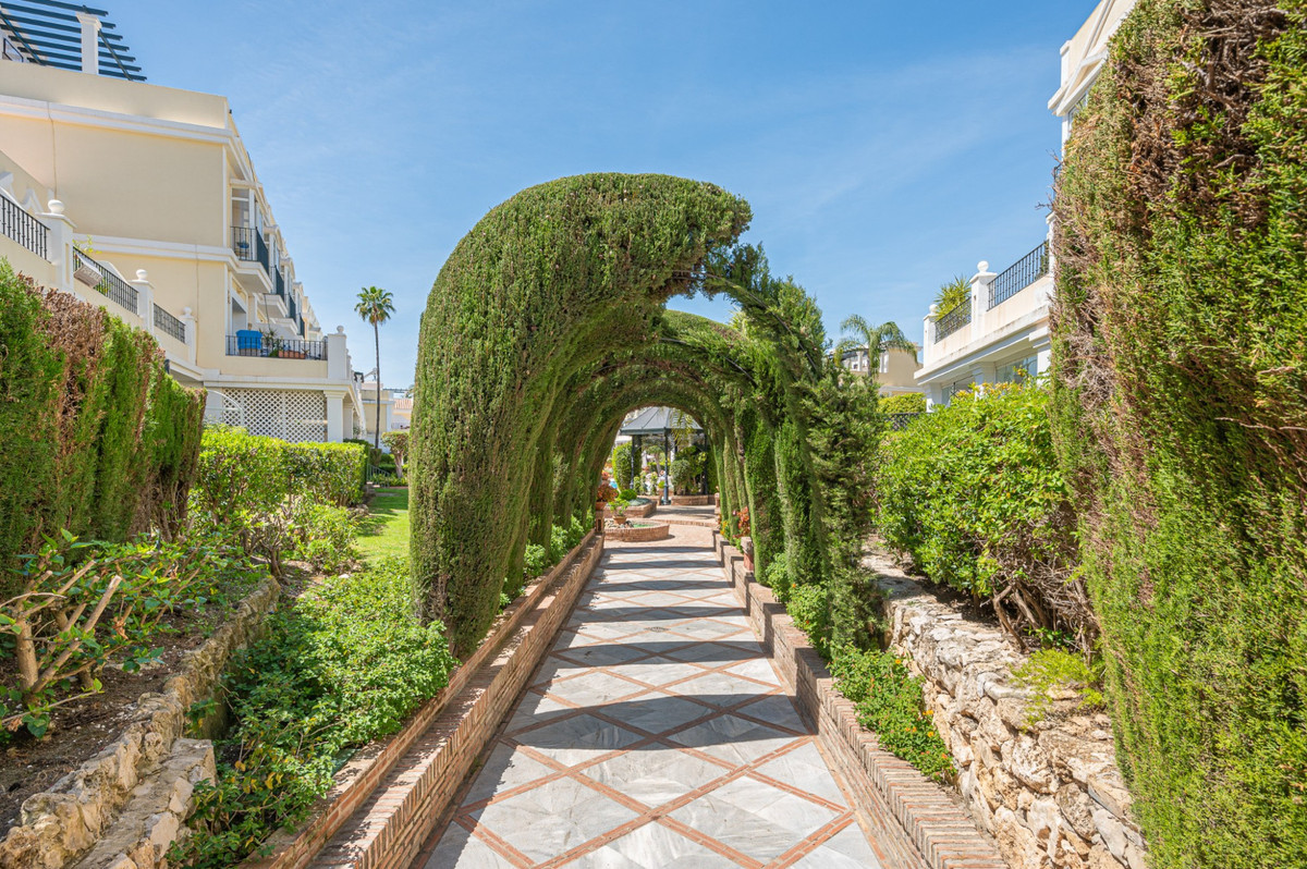 280b428b65c8dcbb47dc4e90618b1d18 - 35