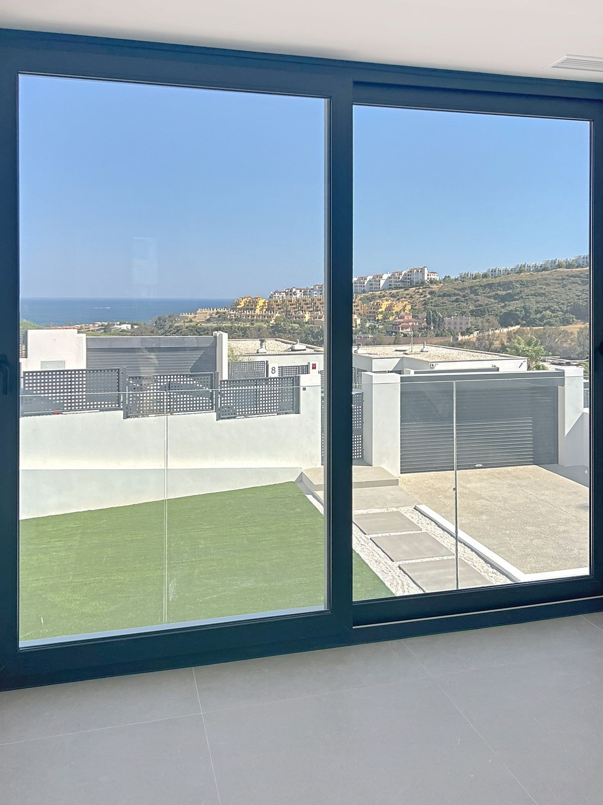 2ebe26c3b70e3731d5376b77fbd54ad8 - 10