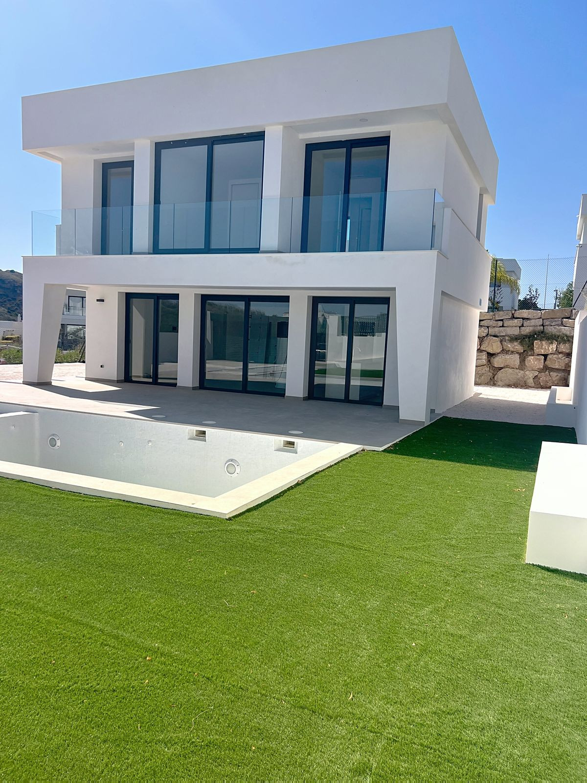 2ebe26c3b70e3731d5376b77fbd54ad8 - 2