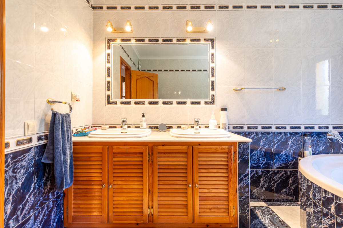 55e8d3c4d876d9abb8d9e8eaed192d34 - 21