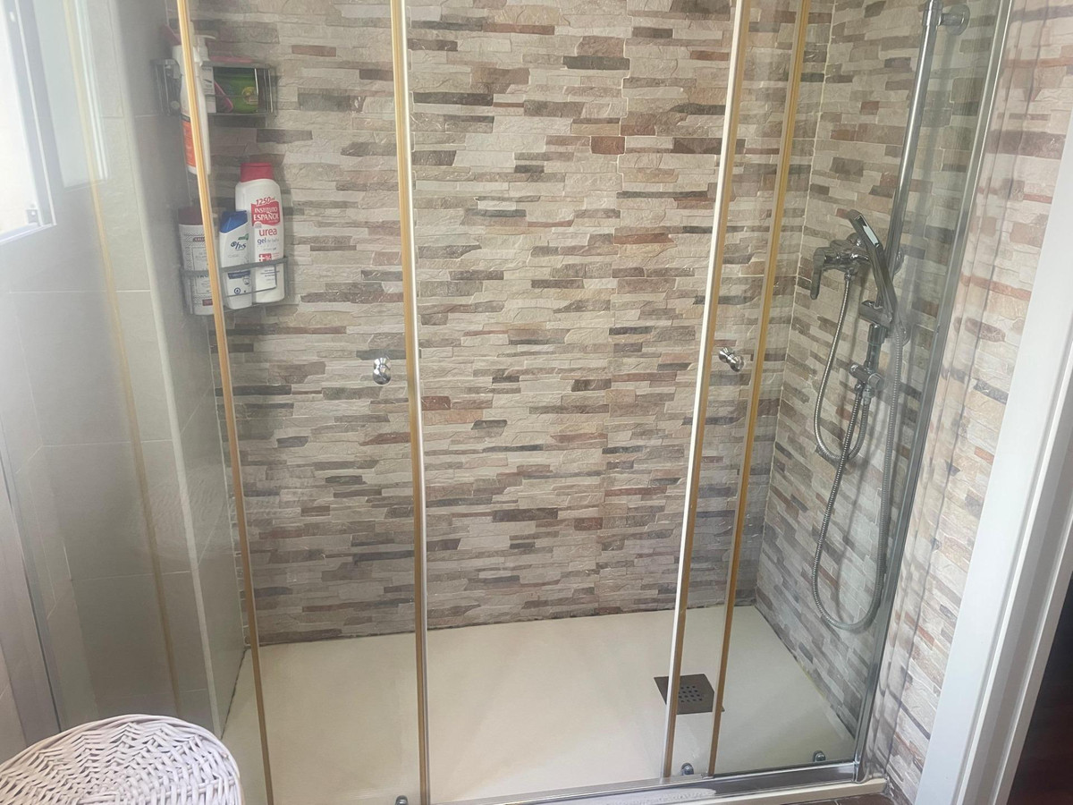 57ad1f67dbc6c3820da5d516b4b085ca - 24