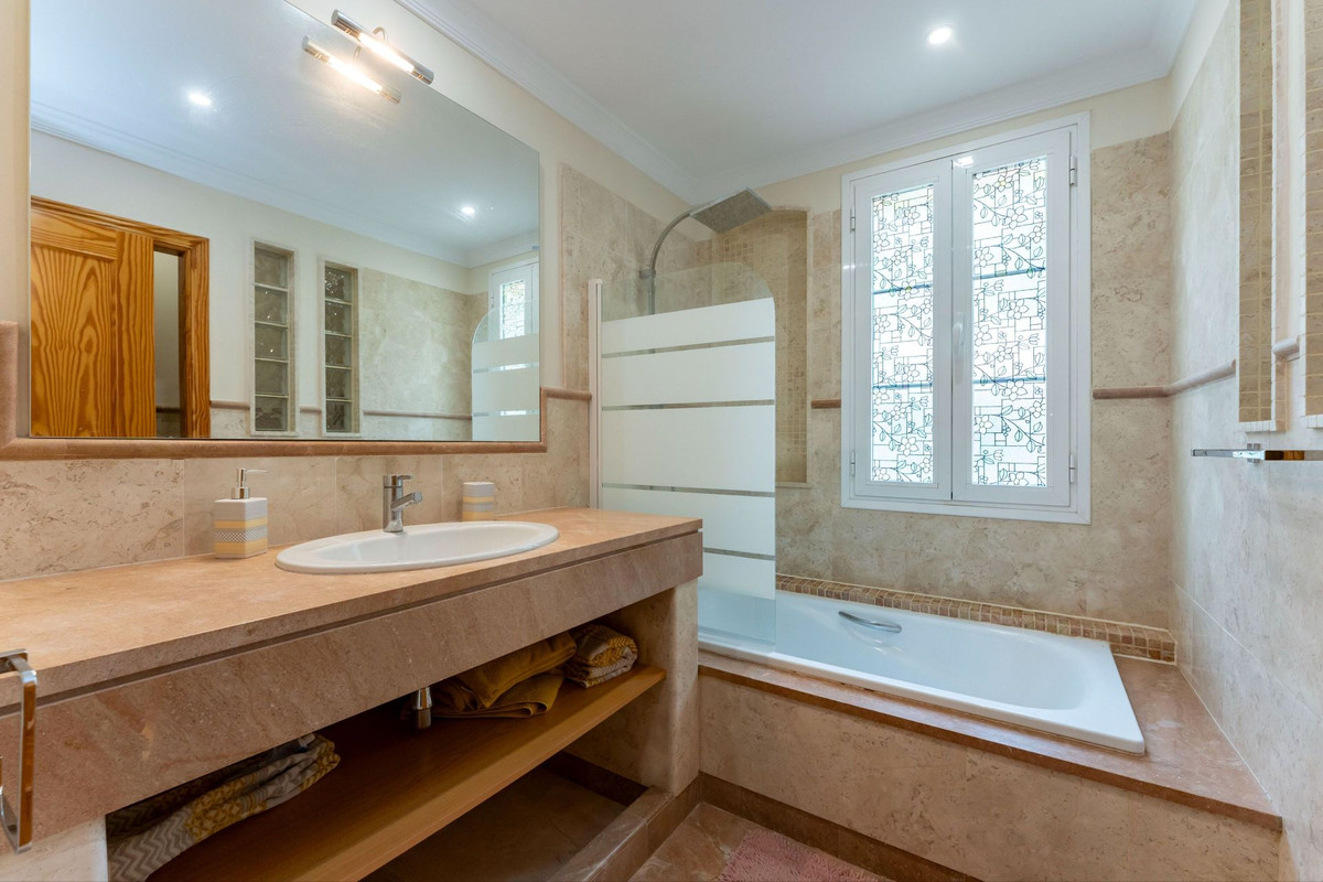 5838c6b81e747c96e993f72010d45329 - 23