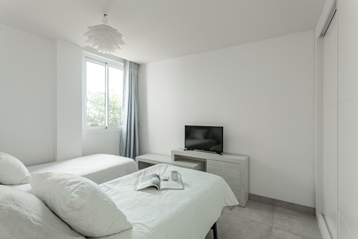 5a33bb469e6742f6cb649feea9f8b1c9 - 17