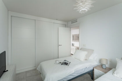 5a33bb469e6742f6cb649feea9f8b1c9 - 18