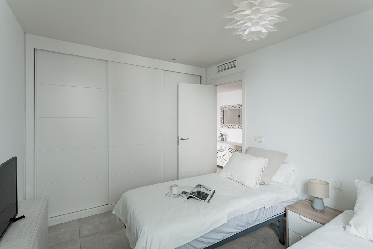 5a33bb469e6742f6cb649feea9f8b1c9 - 18