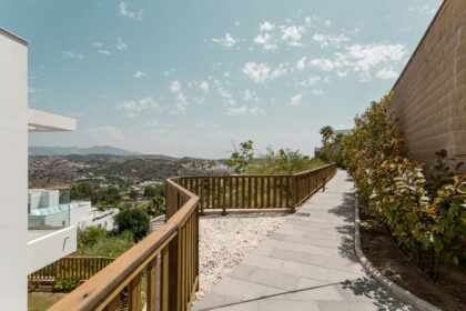 5a33bb469e6742f6cb649feea9f8b1c9 - 28