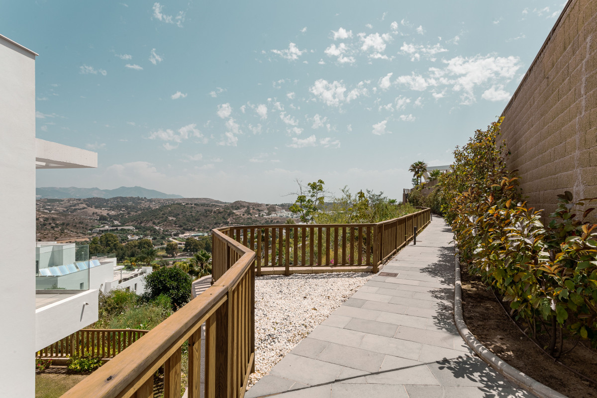 5a33bb469e6742f6cb649feea9f8b1c9 - 28