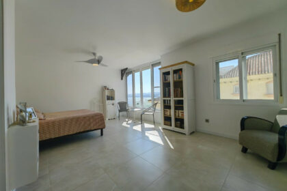 647451a8c86b0936ebcdb9c85461e58b - 23