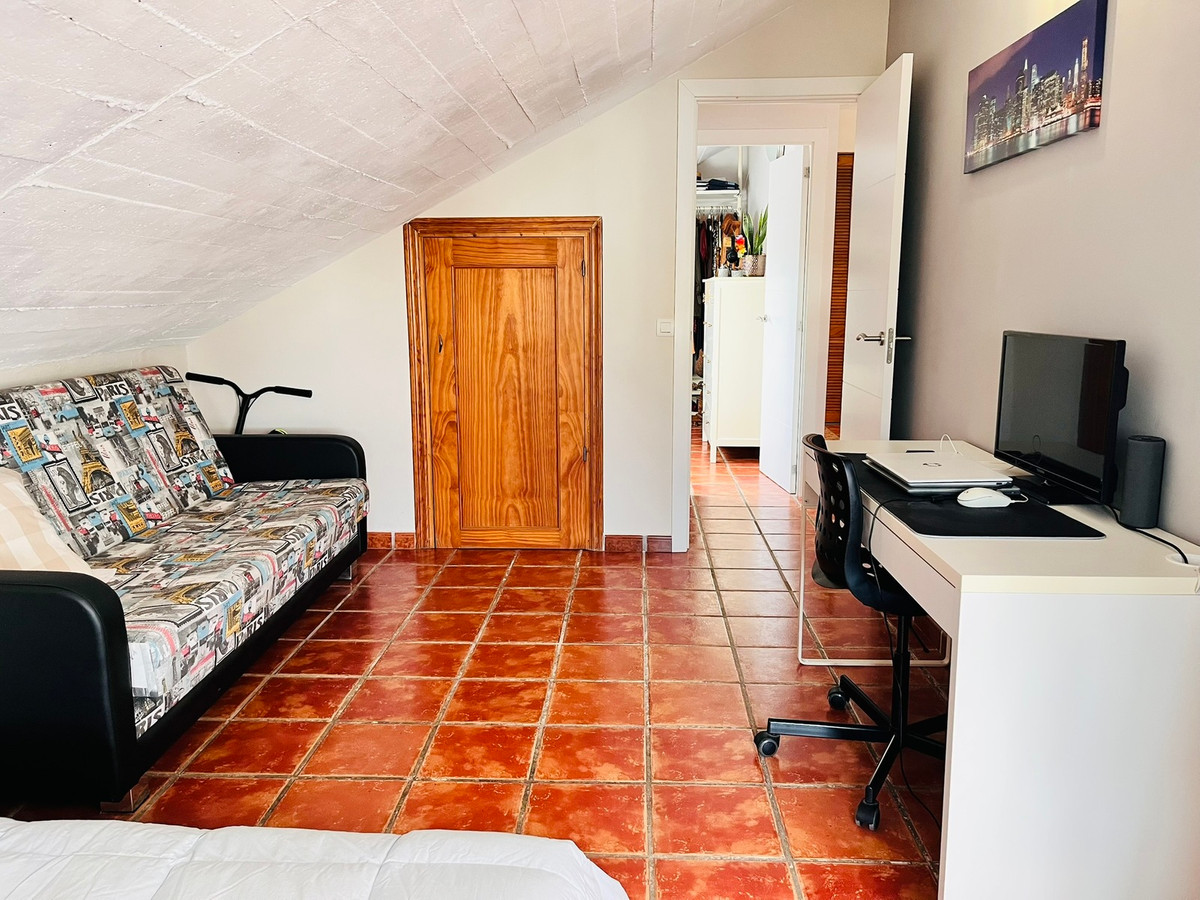 7b083aaf80e04e507a8eea9dc5172f6f - 32