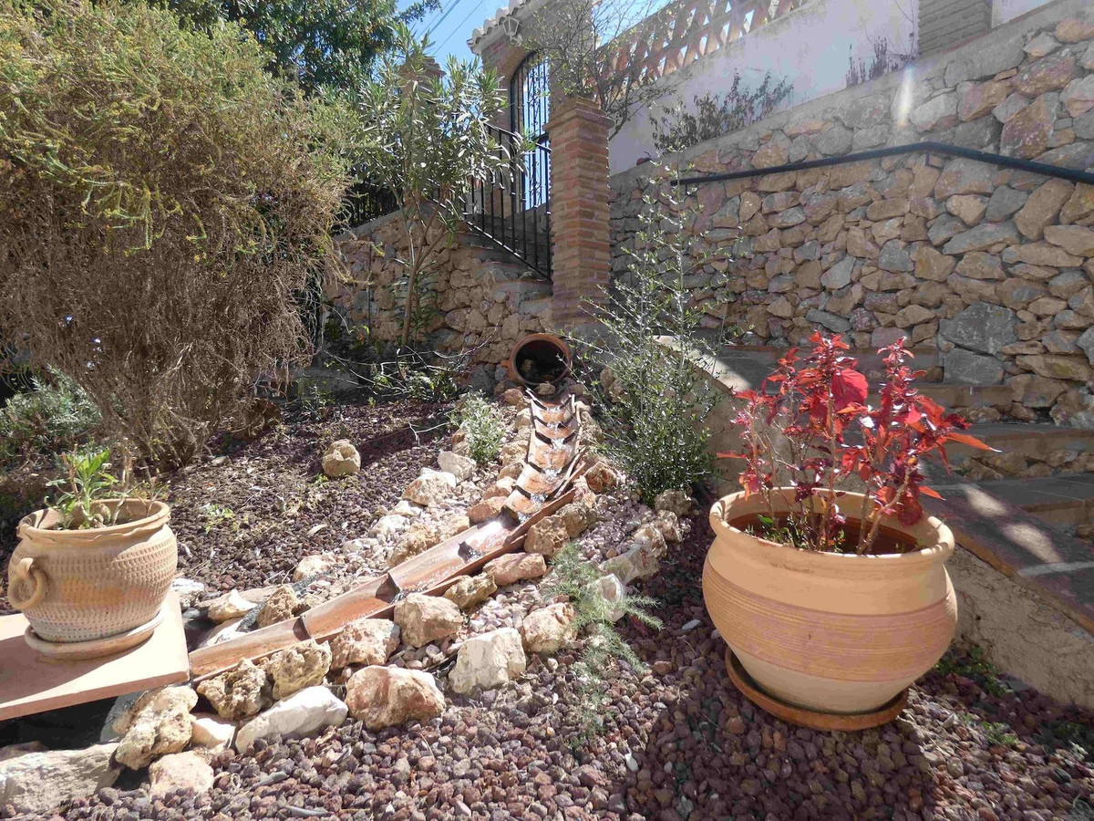 81f6795d179c3ddd408f0adc766cf900 - 16