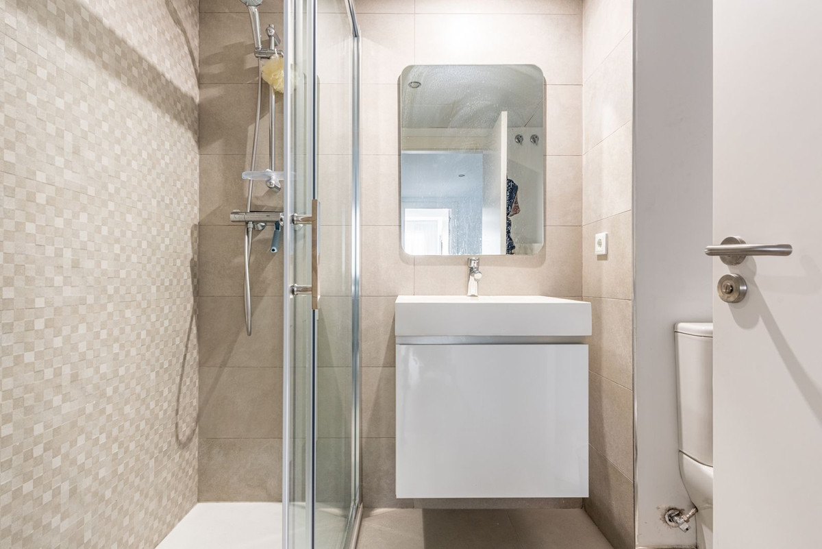 8f3440f8a0966fb05c72c92167650b34 - 24