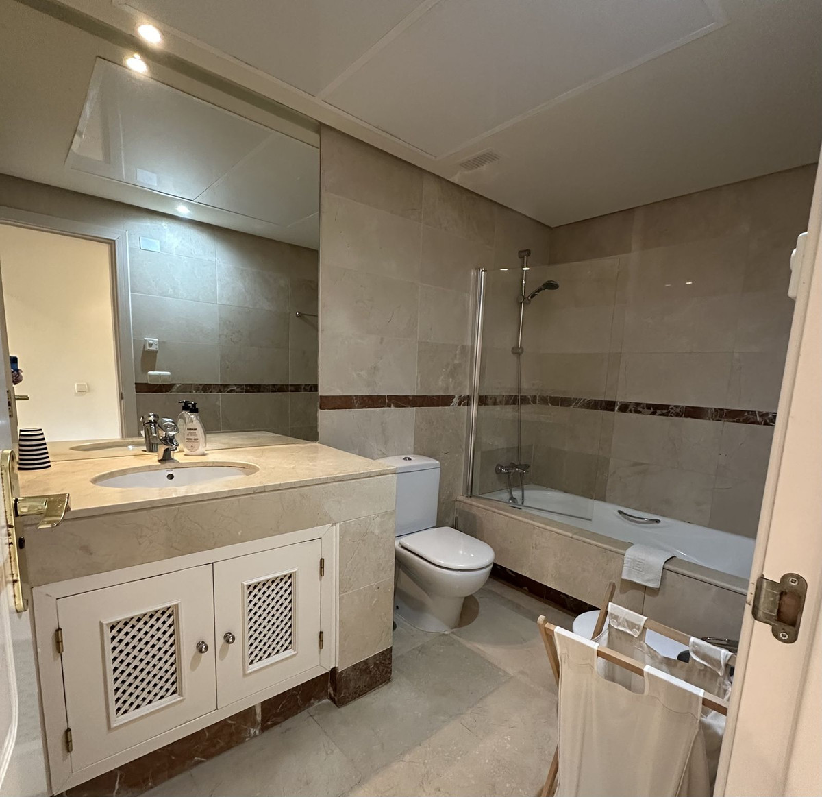 95425f157d024e89f9453354f69f877e - 11