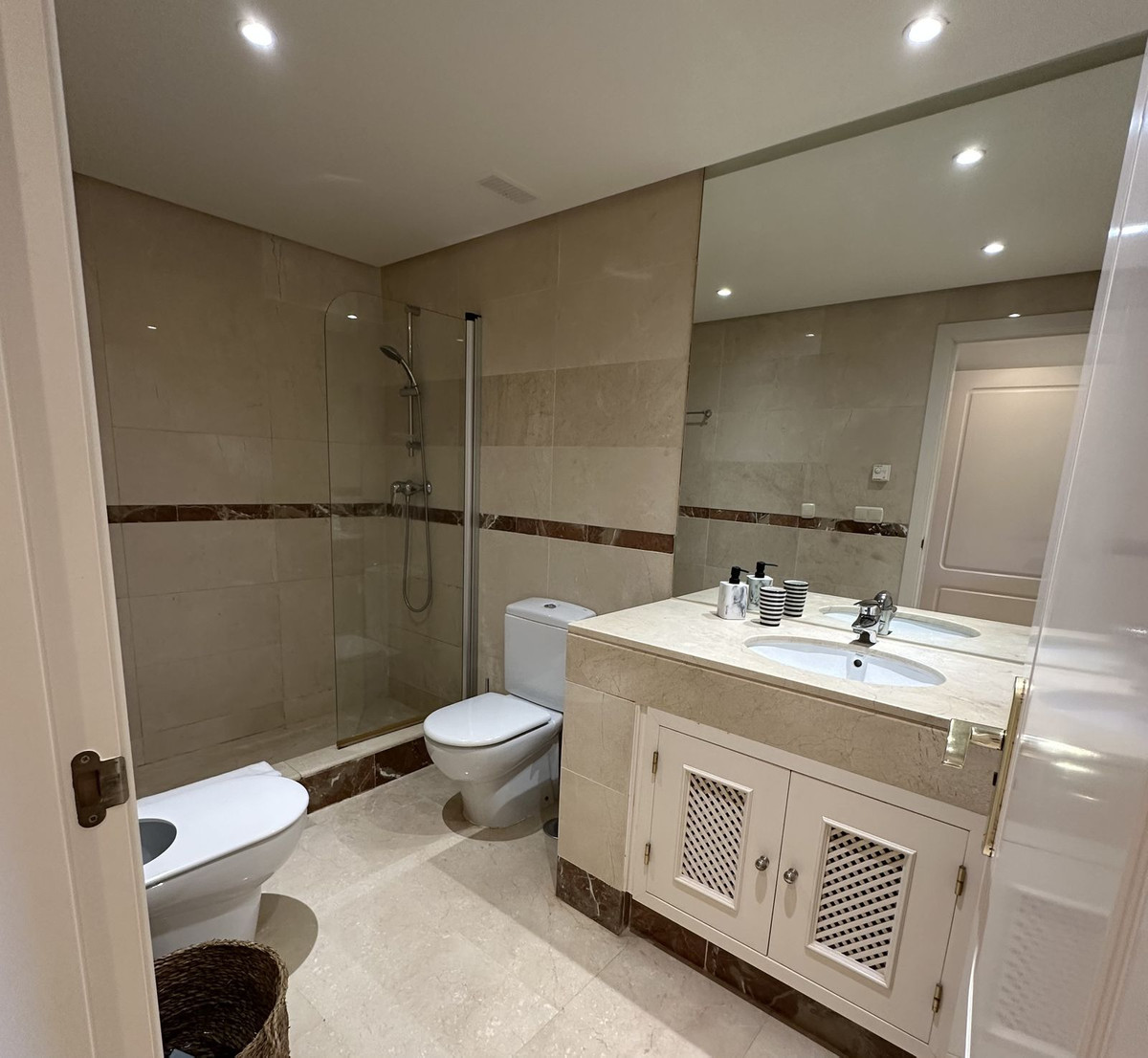 95425f157d024e89f9453354f69f877e - 13