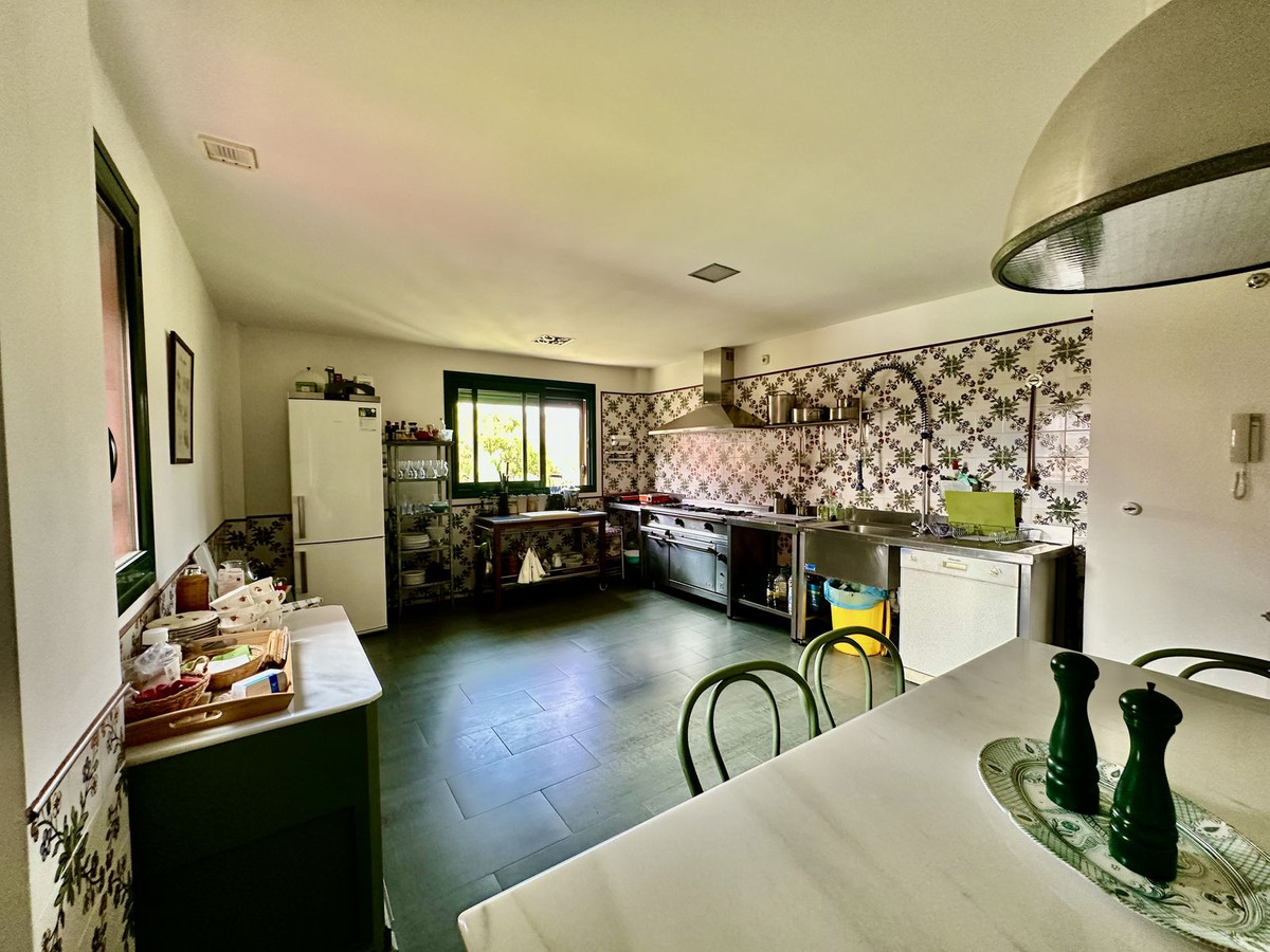 9c3e5c31368c334c8a83b90630dcdbd5 - 18