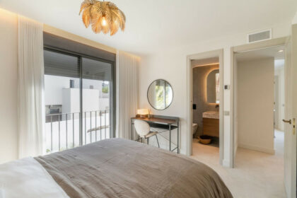 b338cf75d68040cf5b1fac52cea77737 - 18