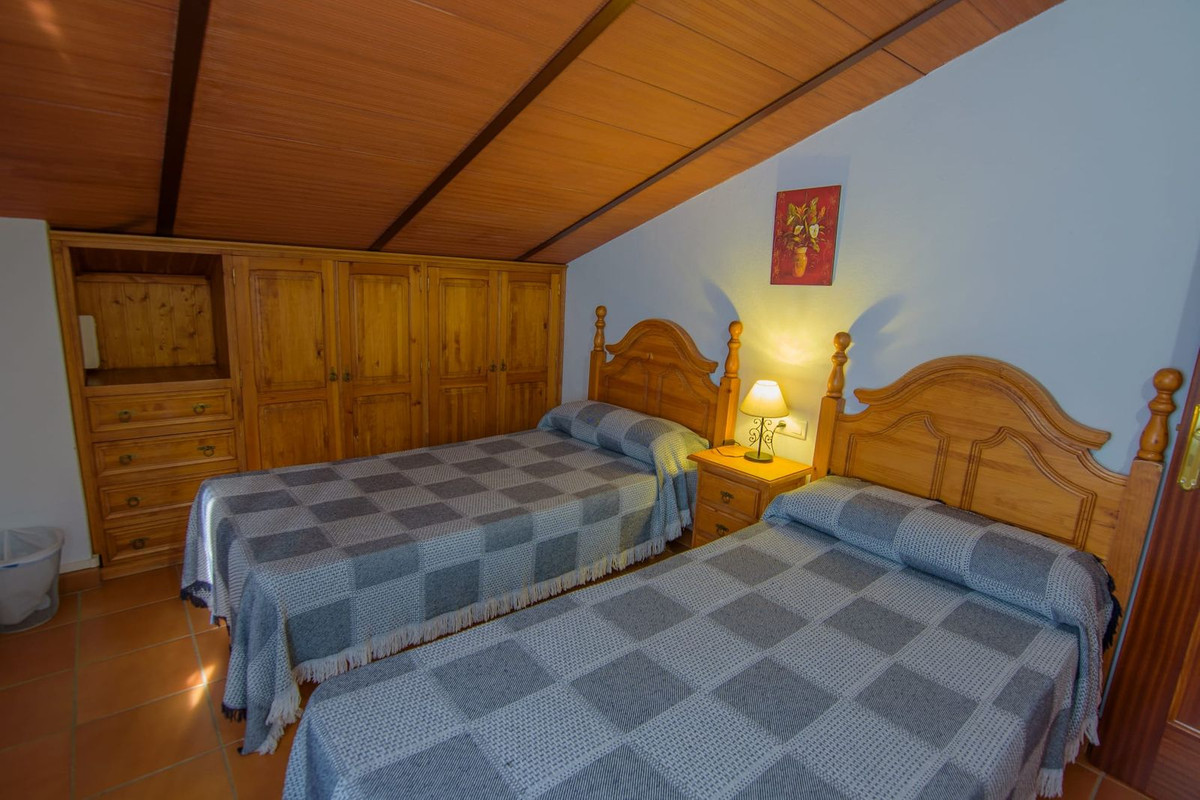 b3772eafad5fa665272493c59948b653 - 24