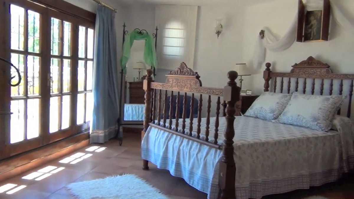 be8a8b10cff3a09708d0038cb23dff01 - 18