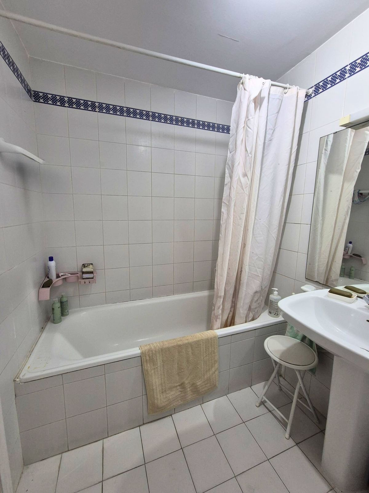 c72ff1fd795f205aea0e7a2435c39203 - 27