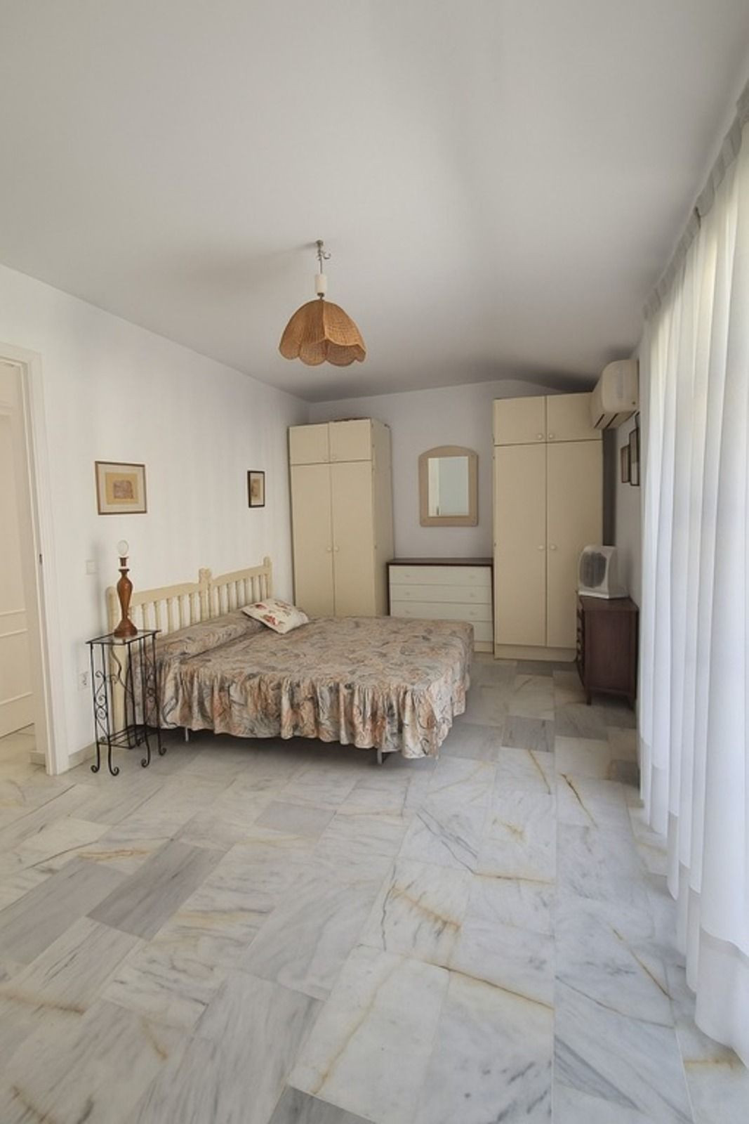 c72ff1fd795f205aea0e7a2435c39203 - 34