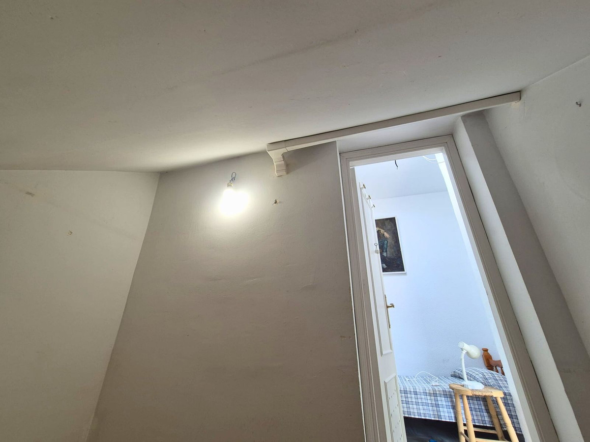 c72ff1fd795f205aea0e7a2435c39203 - 38