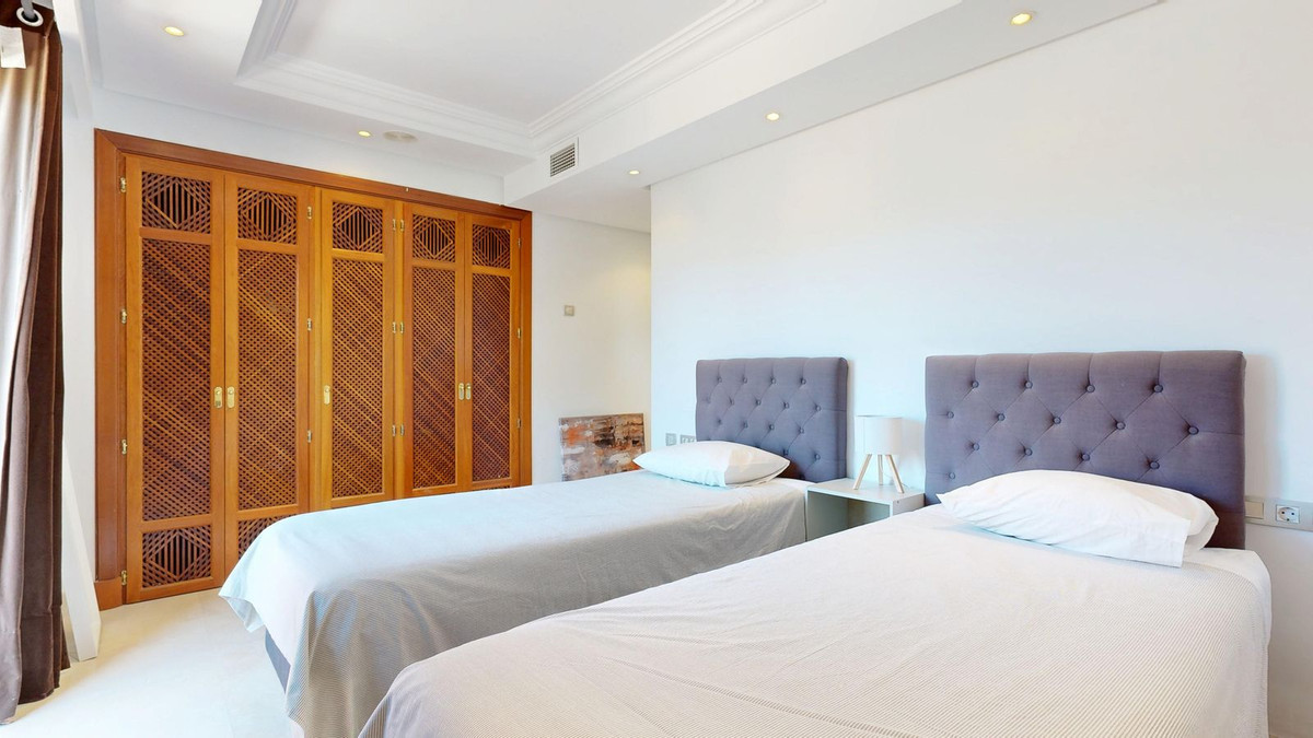 ce84625174a4811f224eb5263b4e5579 - 18