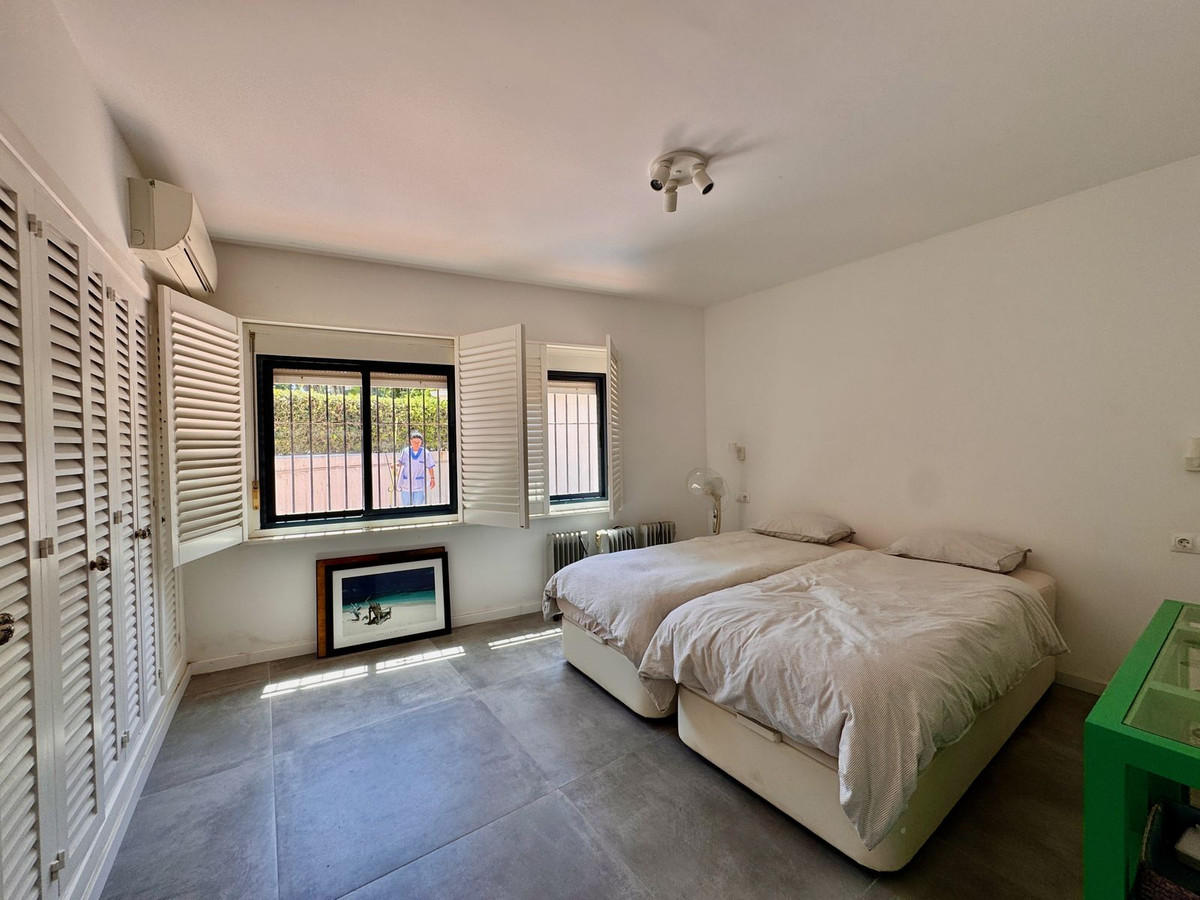 d80c9dbdbabbd0f62a9404344e2ef955 - 32