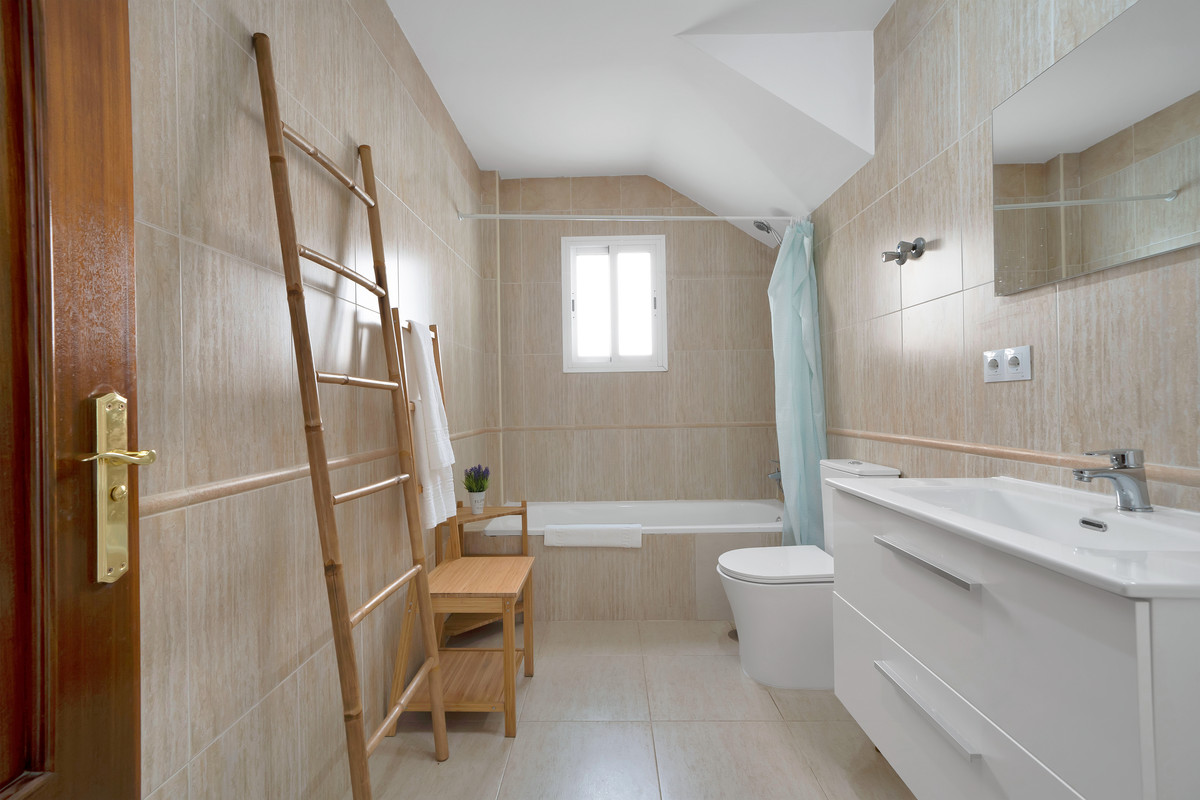 de3703fa77a6021b2a0475fb19bcc285 - 34