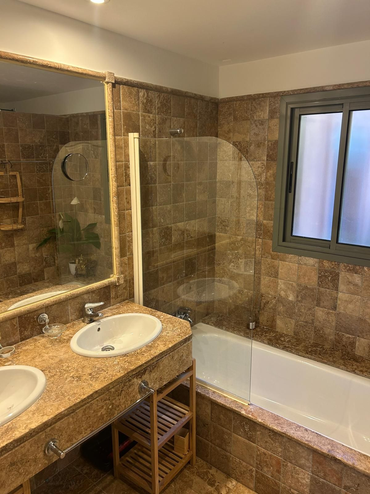 ed995080f67d043a227bd38664786cd1 - 16