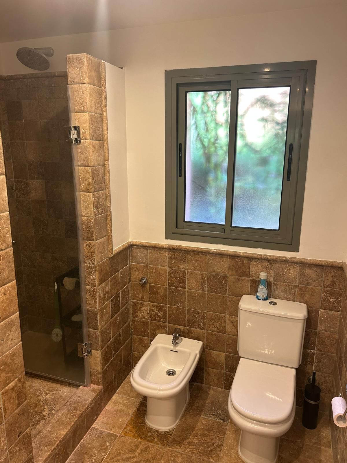 ed995080f67d043a227bd38664786cd1 - 19