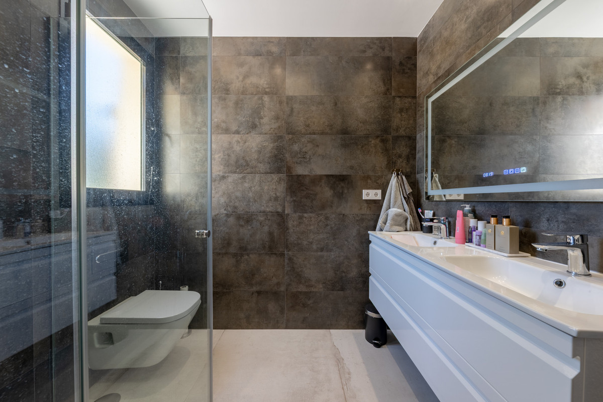 efb4dfe82185c13bb76bec1d556ac8cb - 15