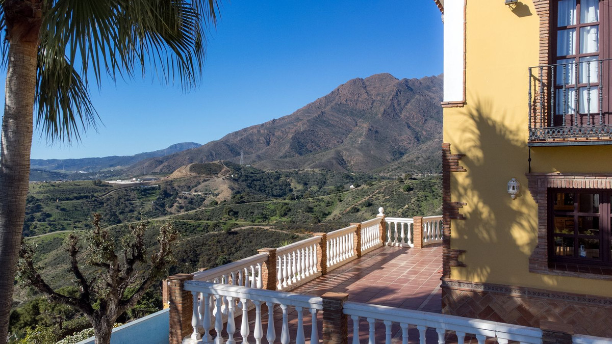 f0bd7cc84bd82cf388b17e68b8574f8a - 32