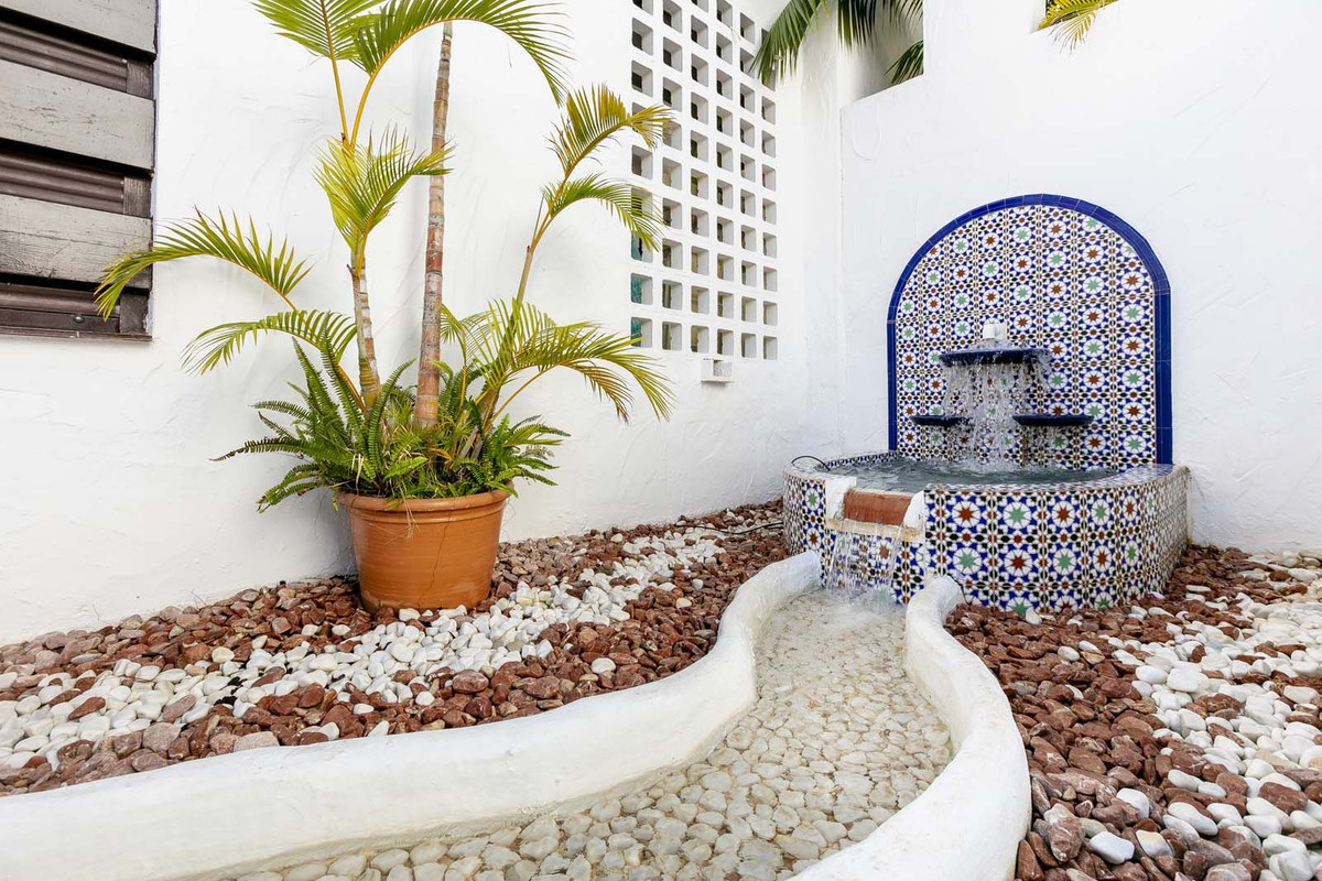 f2bd823c6a7e4d82278eb3e55c88ee68 - 1