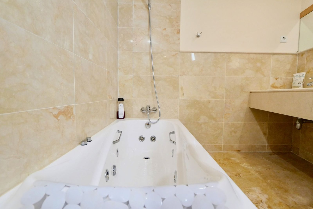 f4ba81118707c94b722b50f0fd79b30b - 9