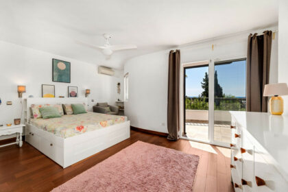 feaafdde6bbda4c9d5e157b4a4ff580a - 18