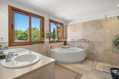 0615391e94a1fd63845ff81cc5e31a7b - 14