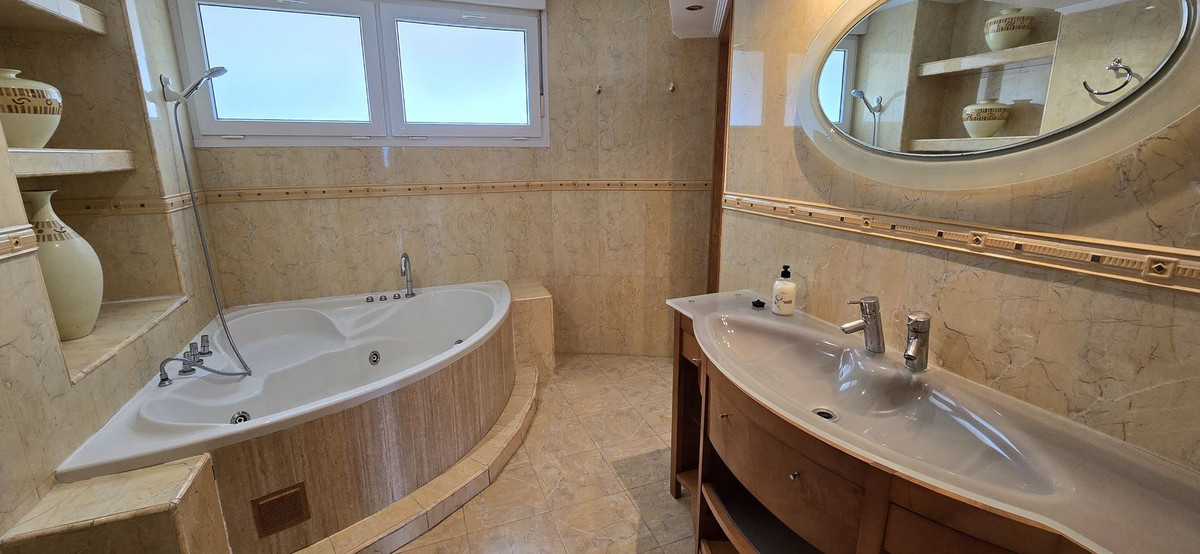 0897fbd2a330b7fdd93e845cddc31ffb - 12