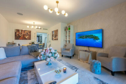 08f46b7ec223d4a97174a222d9ff1a60 - 18