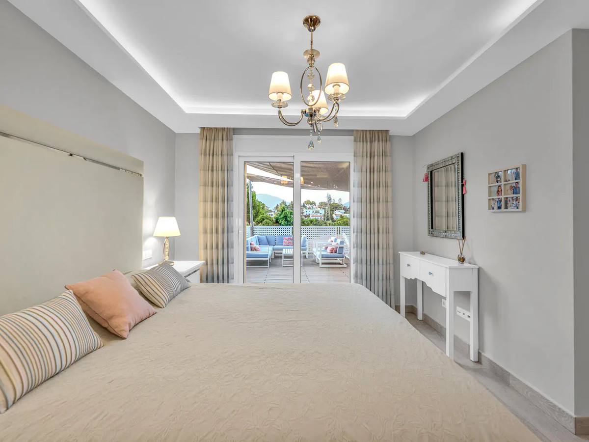 0943231c6b170b56e0c2edaa22467261 - 12