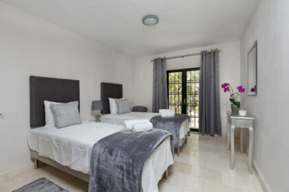 0c95f256ba08643ddd49c1a7ae1cd0a0 - 18