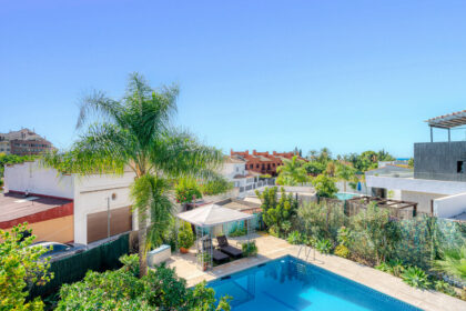 0d310ae86b57ca3b5e5e3dac63a4006e - 14