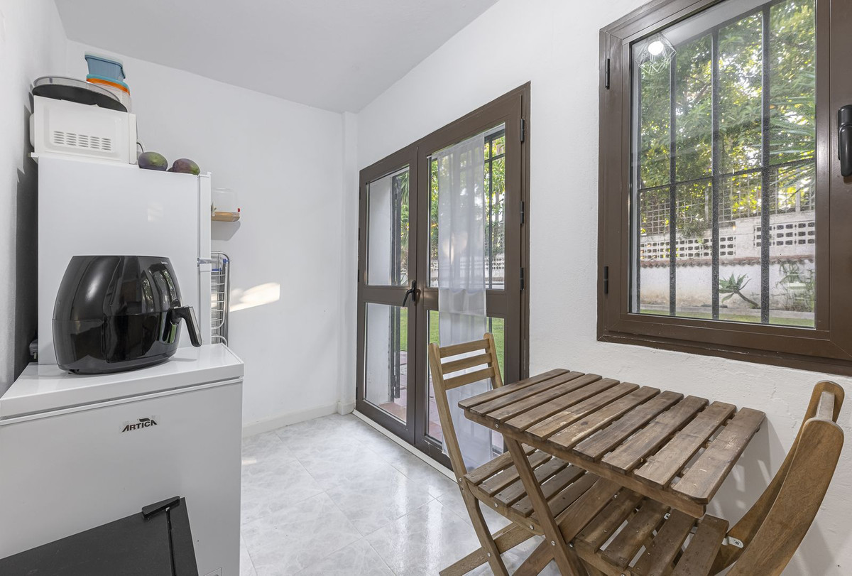 1d50501ee4090a44b87af5fbe662f295 - 12