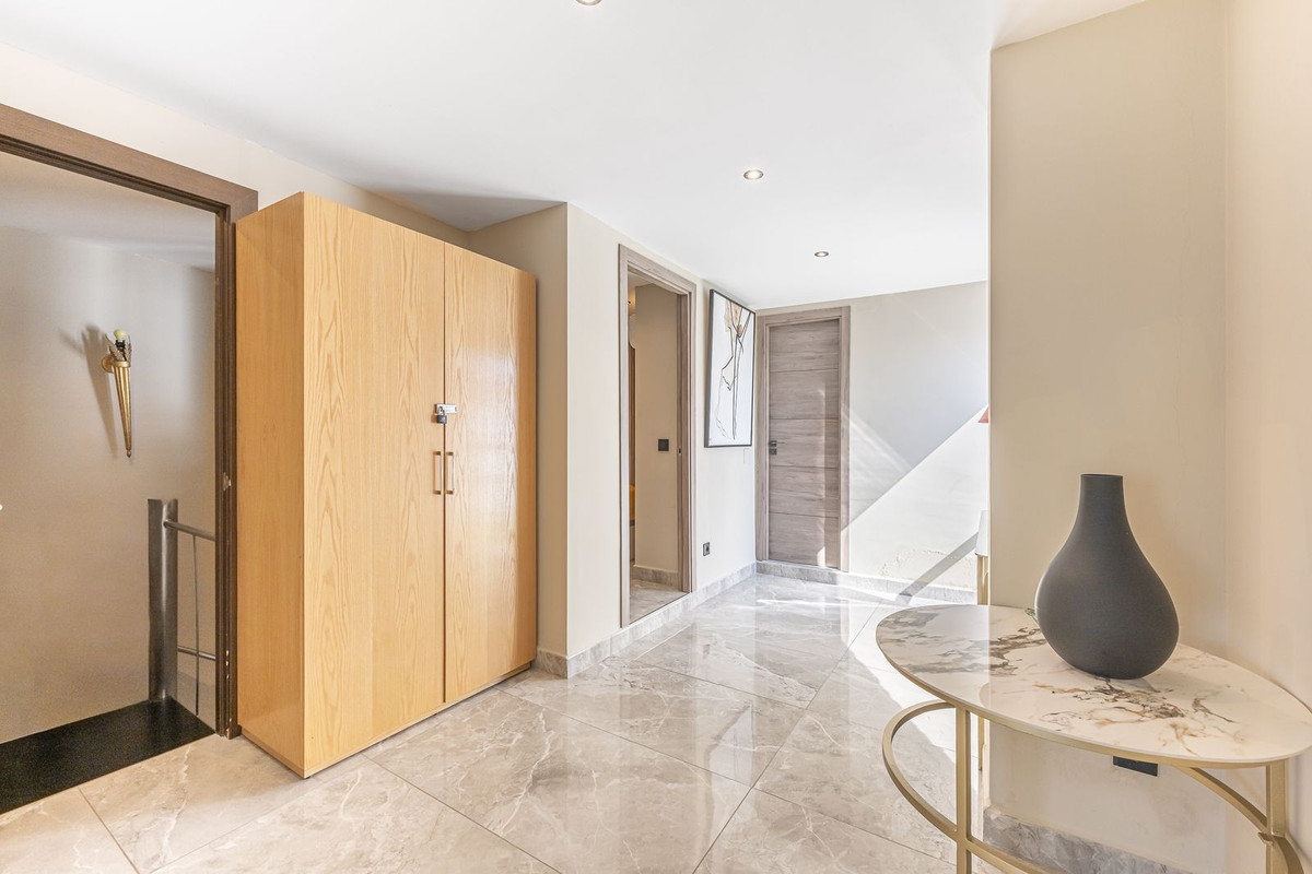 1e4a71a9488ba708390fe9dc98836c4e - 12