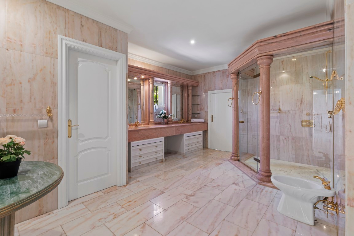 260cc8b086a1280572fa3b611301e54a - 28