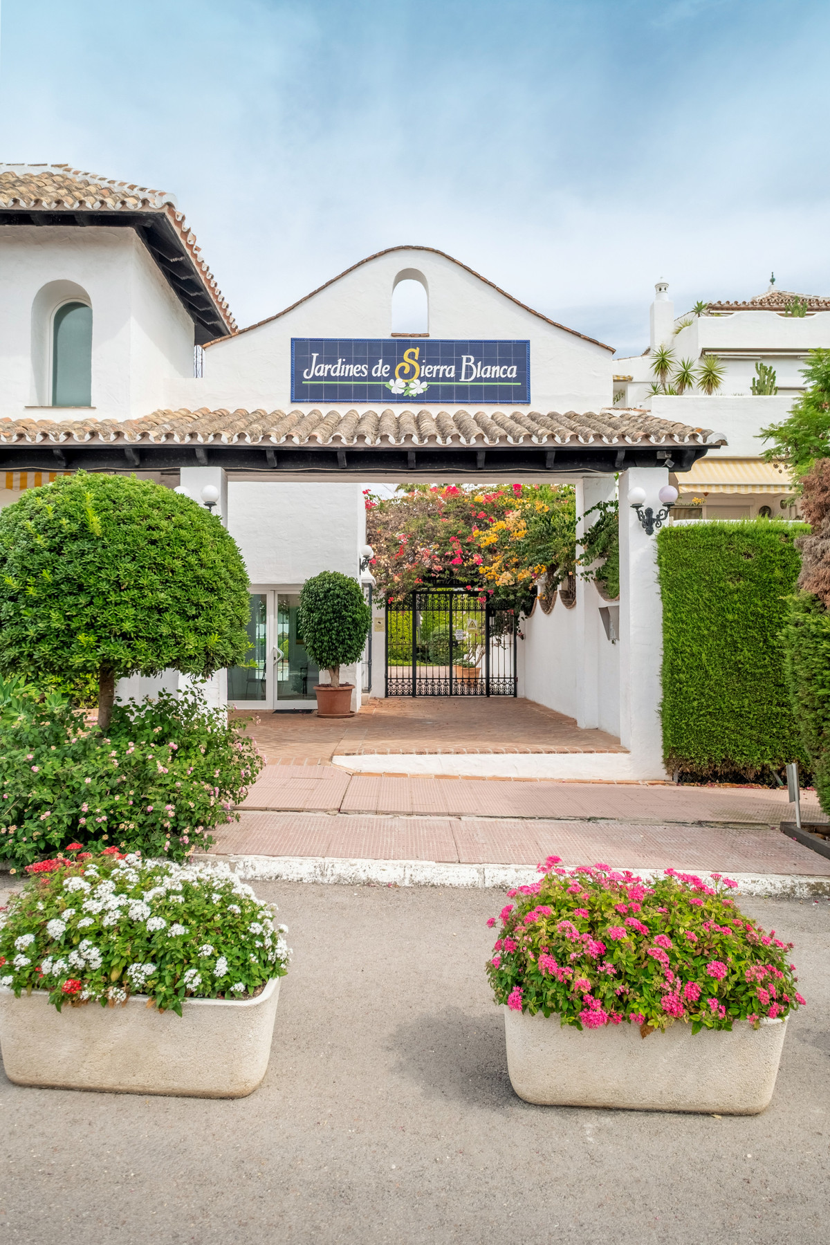 2fcbc378c8a342953a484ba0a63a0ab0 - 24