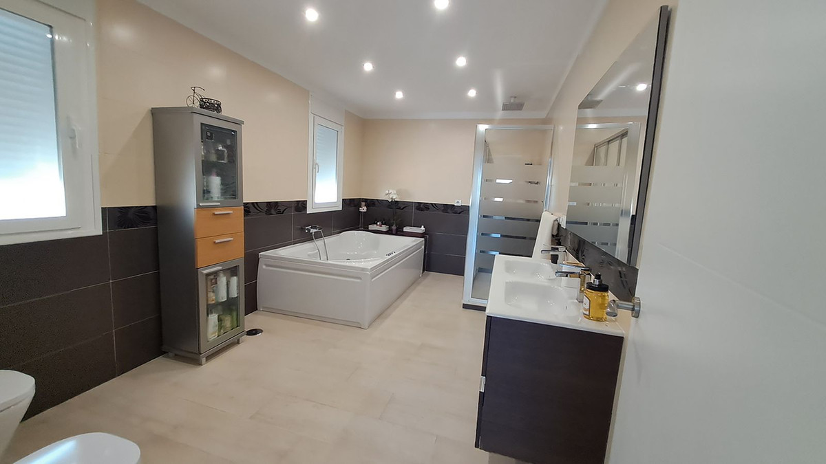 2fdd7c1348b38853e821f60ccfe4a9eb - 28