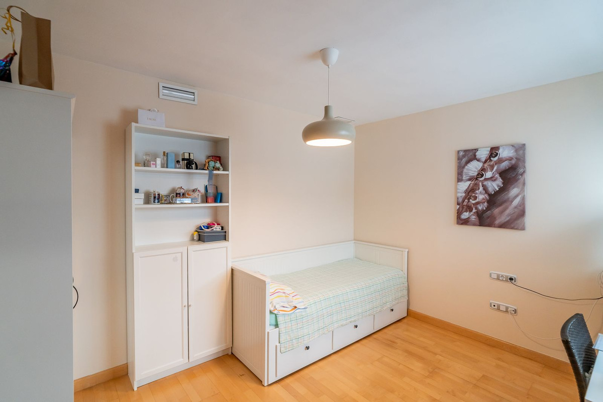 4379078f3647bc21583baee361d6dbdf - 18