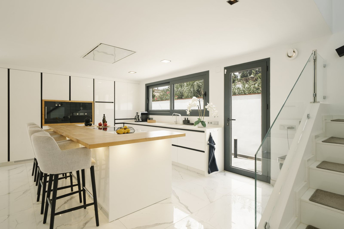 4469de83390484bb6f3a9ad447becb56 - 30