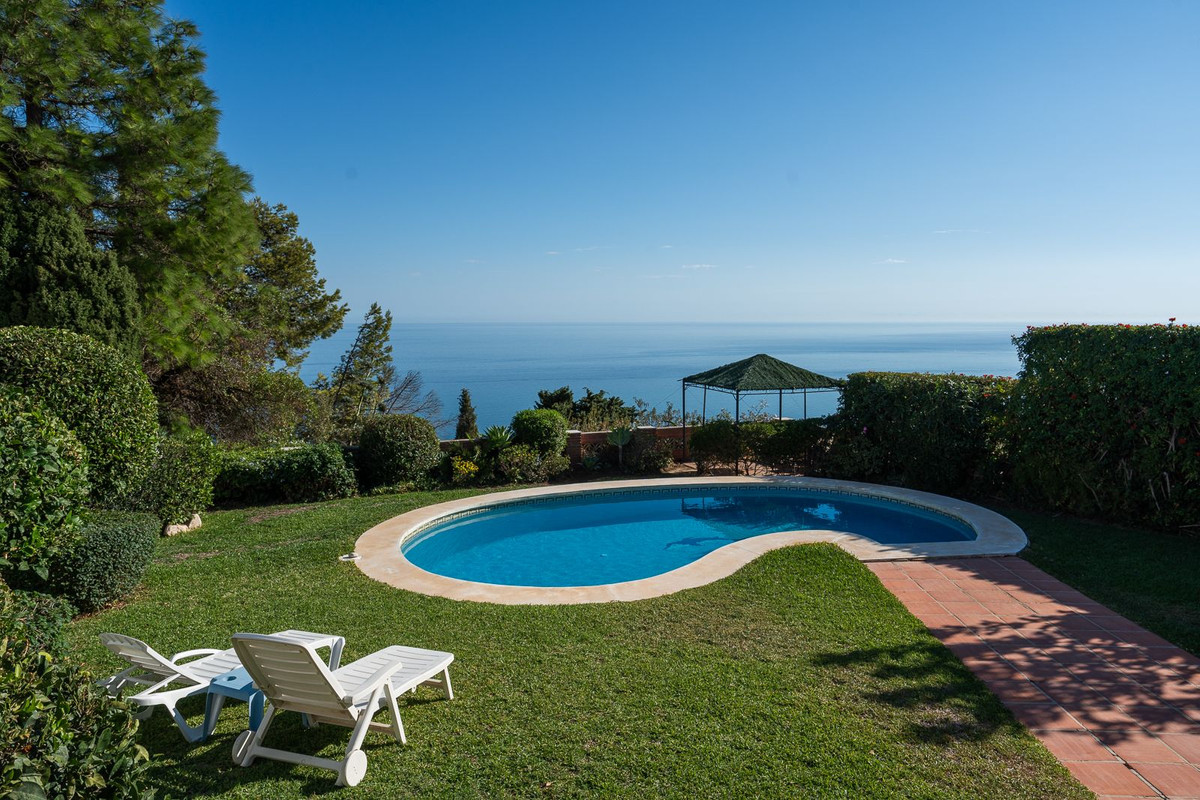 4b6fc21331eaa7f5e5a97bbef2c05428 - 24