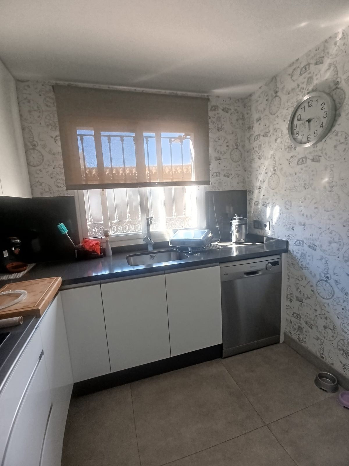 560bb541c9a1014a2a0a78b7a957281c - 16